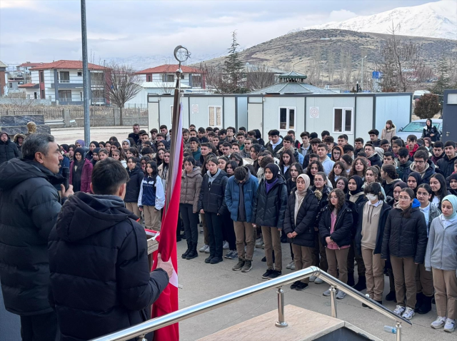 81 ilden görüntü yağdı! Türkiye'de tüm okullarda şehitlerimiz için 1 dakikalık saygı duruşu