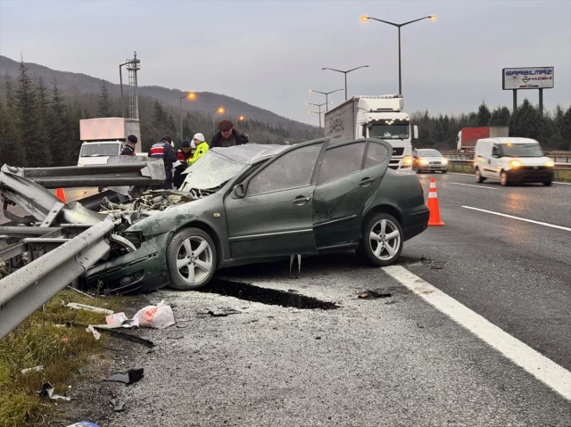 Otoyolda araç bariyerlere çarptı: Baba ve kızı hayatını kaybetti