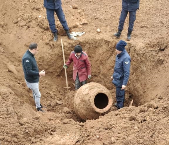 Çiftçinin tarlasında bulunan tarihi küp inceleme altına alındı