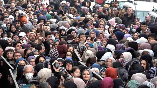 Mağaza açılışında izdiham! Birbirlerini ezdiler, baygınlık geçirenler oldu, bazı kadınlar çocuklarını kaybetti