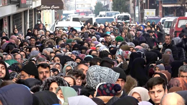 Mağaza açılışında izdiham! Birbirlerini ezdiler, baygınlık geçirenler oldu, bazı kadınlar çocuklarını kaybetti