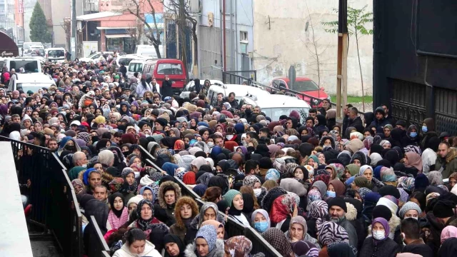 Mağaza açılışında izdiham! Birbirlerini ezdiler, baygınlık geçirenler oldu, bazı kadınlar çocuklarını kaybetti