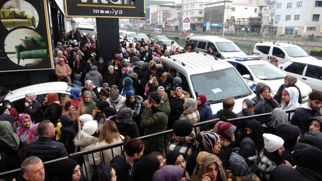 Mağaza açılışında izdiham! Birbirlerini ezdiler, baygınlık geçirenler oldu, bazı kadınlar çocuklarını kaybetti