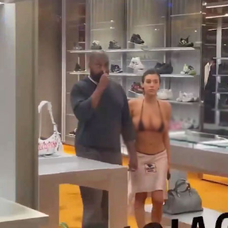 Kanye West'in eşi Bianca Censori mini bikini üstüyle alışverişe çıktı! Görenler dönüp bir daha baktı