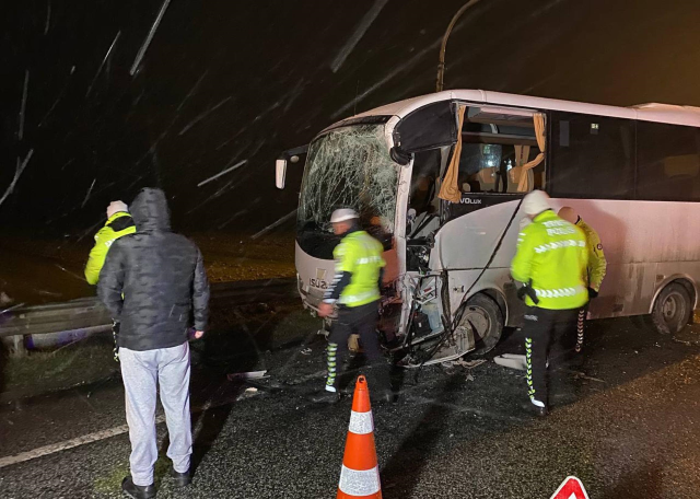 Edirne'de polis servis midibüsü ile turist otobüsü çarpıştı: 10'u polis 11 kişi yaralandı