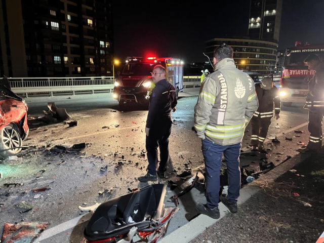 Refüjü aşan otomobil karşı şeritten gelen araca çarptı! Korkunç kazada 4 kişi hayatını kaybetti