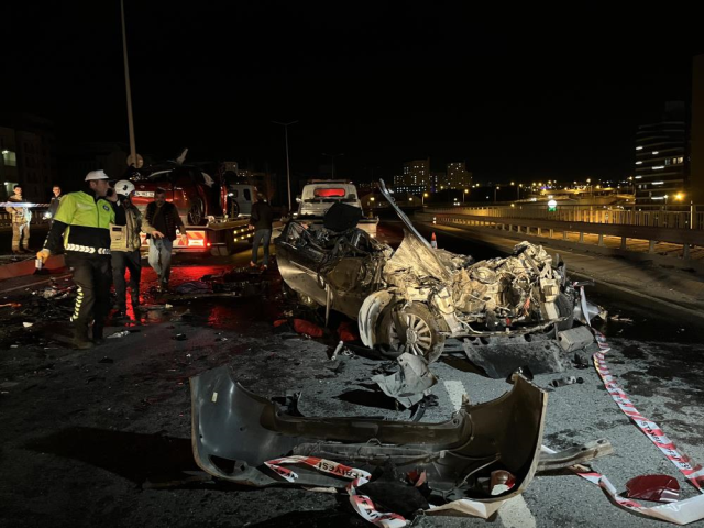 Refüjü aşan otomobil karşı şeritten gelen araca çarptı! Korkunç kazada 4 kişi hayatını kaybetti