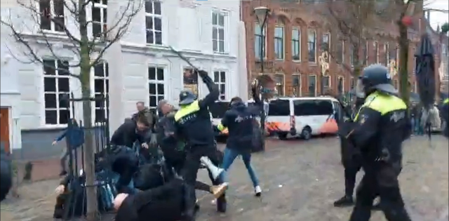 Hollanda'da Kur'an-ı Kerim'in yakılmasına engel olmak isteyen protestoculara polisten sert müdahale