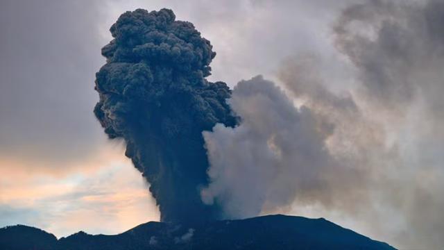 Endonezya'da Merapi Yanardağı patladı