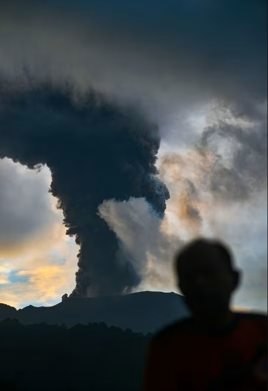 Endonezya'da Merapi Yanardağı patladı