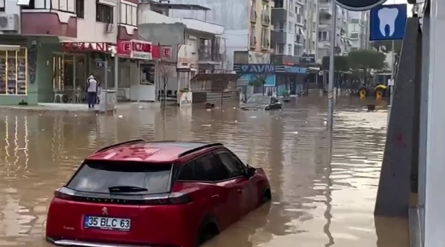 İzmir'de sağanak sonrası dereler taştı, ev ve iş yerleri su altında kaldı