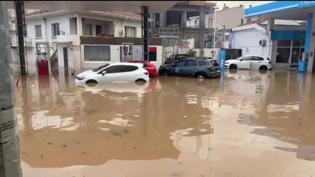 İzmir'de sağanak sonrası dereler taştı, ev ve iş yerleri su altında kaldı