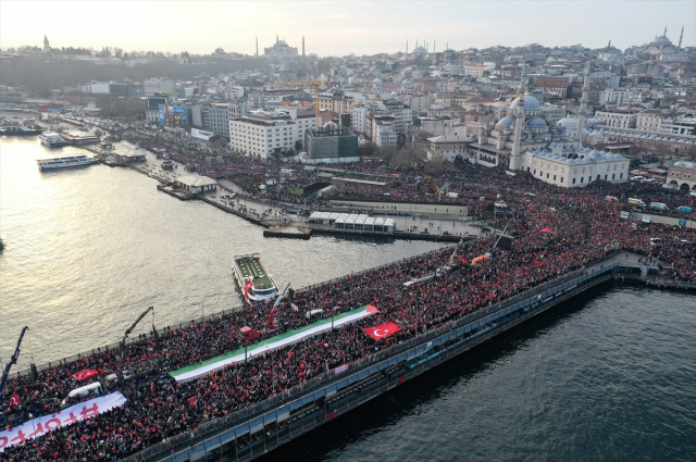 Gazze ve şehitlerimiz için bir araya geldiler! Galata Köprüsü'ndeki tarihi yürüyüşte insan seli