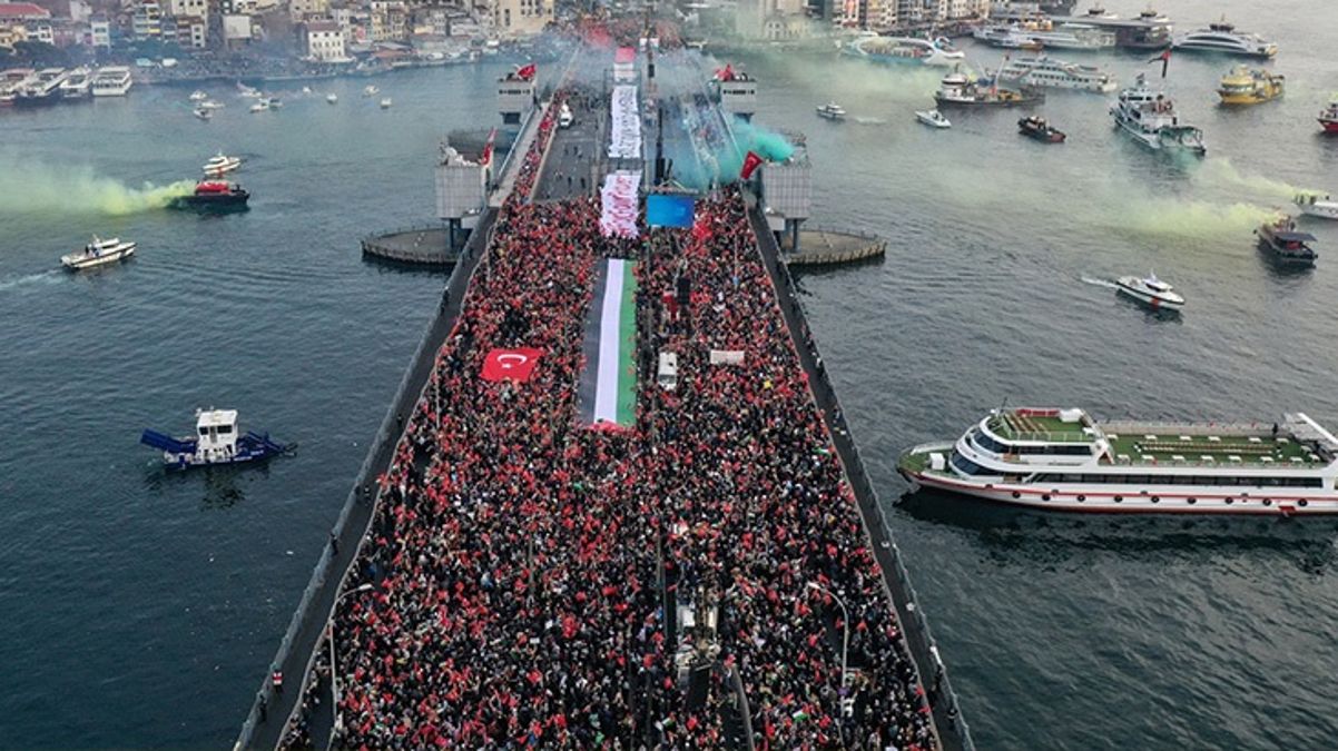 Gazze ve şehitlerimiz için bir araya geldiler! Galata Köprüsü'ndeki tarihi yürüyüşte insan seli