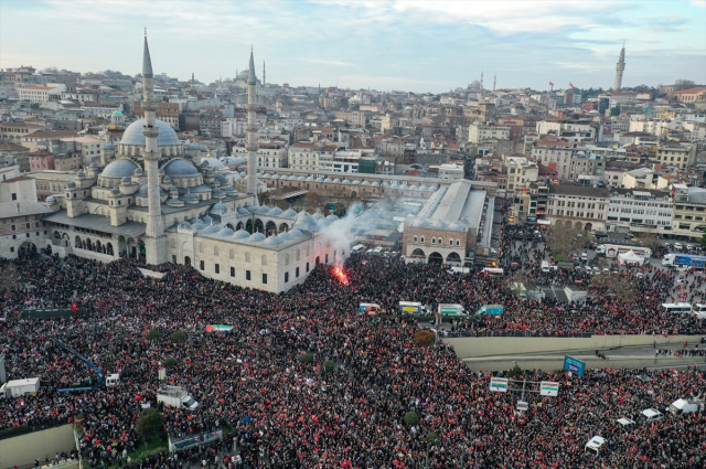 Gazze ve şehitlerimiz için bir araya geldiler! Galata Köprüsü'ndeki tarihi yürüyüşte insan seli