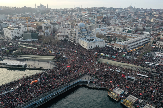 Gazze ve şehitlerimiz için bir araya geldiler! Galata Köprüsü'ndeki tarihi yürüyüşte insan seli