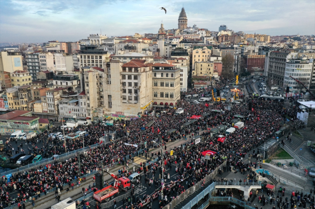 Gazze ve şehitlerimiz için bir araya geldiler! Galata Köprüsü'ndeki tarihi yürüyüşte insan seli