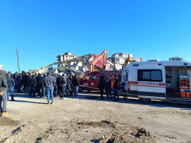 Kahramanmaraş'taki depremde ağır hasar alan bina yıkım sırasında iş makinesinin üzerine çöktü