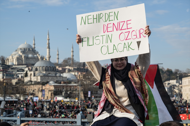 Yılın ilk gününde Galata'dan tarihi mesaj! İşte yürüyüşe katılan kişi sayısı