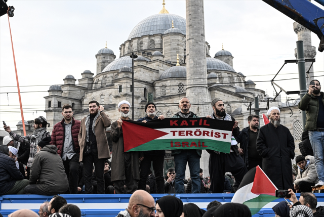 Yılın ilk gününde Galata'dan tarihi mesaj! İşte yürüyüşe katılan kişi sayısı