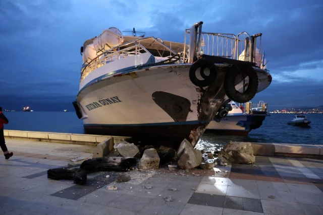 İzmir'de kaptanı rahatsızlanan yolcu vapuru karaya çarptı