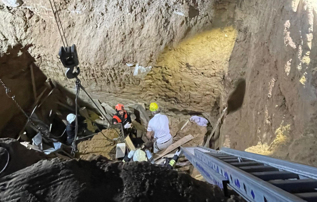 Fabrika inşaatında göçük! Tonlarca toprağın altında kalan 1 işçi can verdi, 1 işçi yaralandı