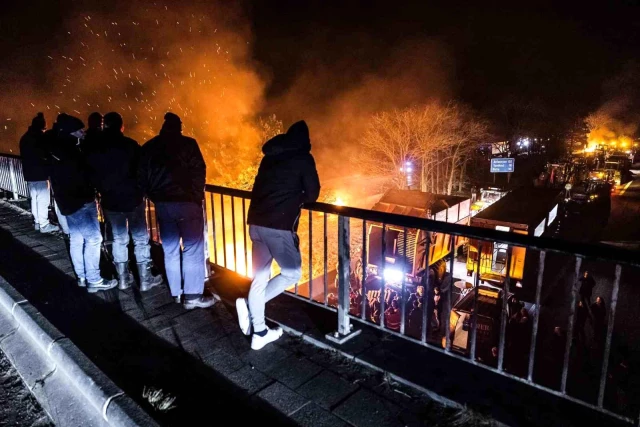 Avrupa'da tarım politikalarını protesto eden çiftçiler Belçika-Hollanda sınırını kapattı