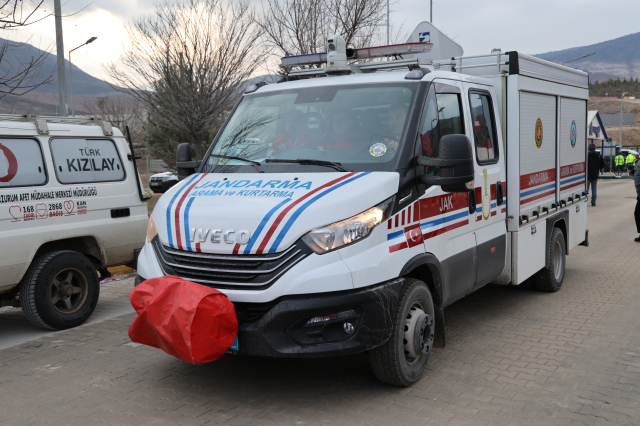 Erzincan'daki maden sahasında acı bekleyiş! Toprak altında kalan işçileri arama çalışmaları devam ediyor