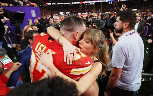 Süper Bowl'da romantik anlar! Taylor Swift, şampiyonluk kutlamasında sevgilisini öpücüklere boğdu