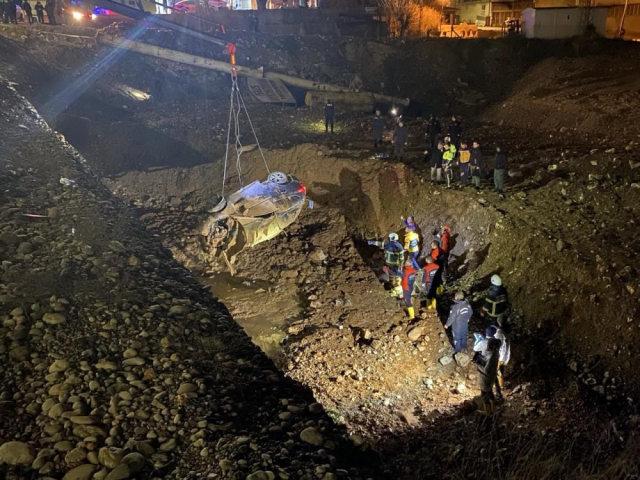 150 metre yükseklikten dere yatağına düşen otomobilde 1 polis hayatını kaybetti, 1 komiser yaralandı