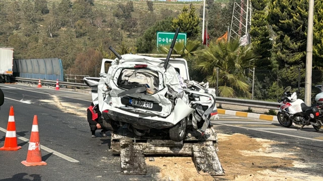 İki tır arasında kalan otomobil kağıt gibi ezildi, sürücü feci şekilde can verdi