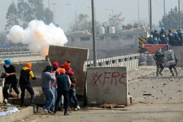 Hindistan'da çiftçilerin protestosuna biber gazlı müdahale