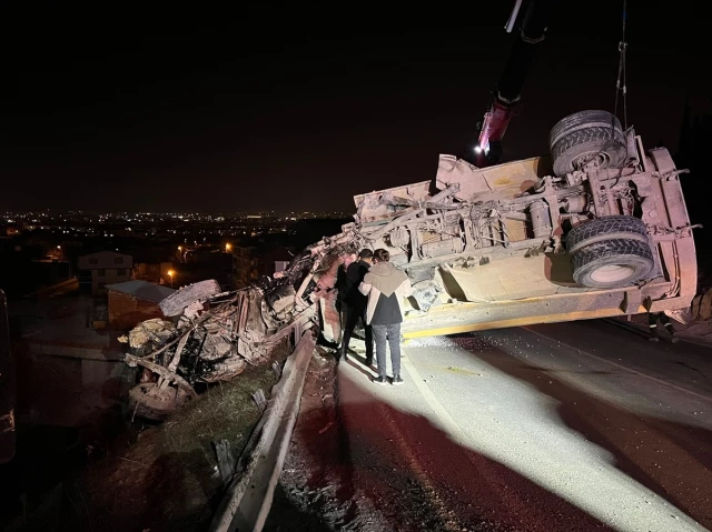 Mıcır yüklü kamyon şarampole devrildi, 2 kişi hayatını kaybetti