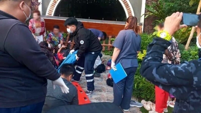 Poz verdikleri sırada balkon çöktü: 13 yaralı