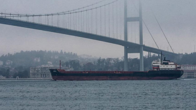 Üsküdar'da ticari gemiye çıkarken denize düşen kılavuz kaptan hayatını kaybetti