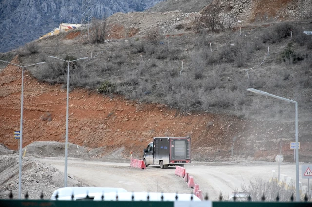 Maden faciasında kaybolan 9 işçi, 3 bine yakın personel tarafından aranıyor