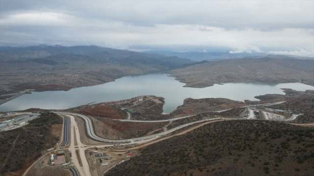 Erzincan'da zamana karşı yarış! Toprak altında kalan 9 işçi için aramalar devam ediyor