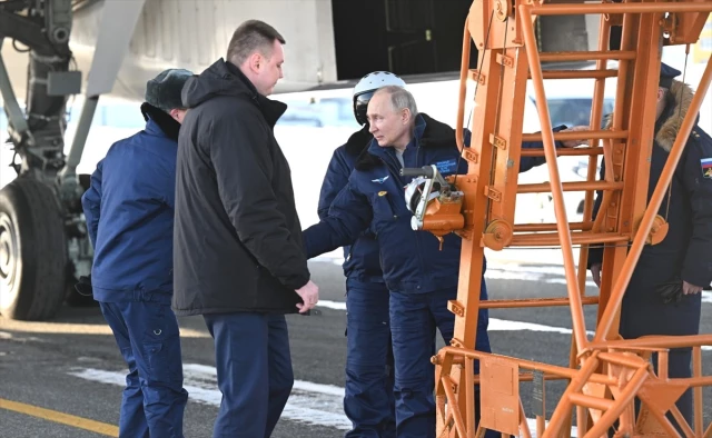 Putin, nükleer silah taşıma kapasitesine sahip Rus stratejik bombardıman uçağı ile uçtu