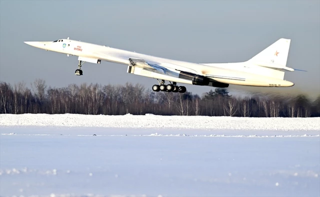 Putin, nükleer silah taşıma kapasitesine sahip Rus stratejik bombardıman uçağı ile uçtu