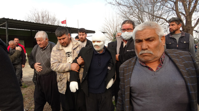 Gözyaşlarına boğuldu! Yangında eşi ve iki oğlunu kaybeden baba sargılarla cenazeye katıldı