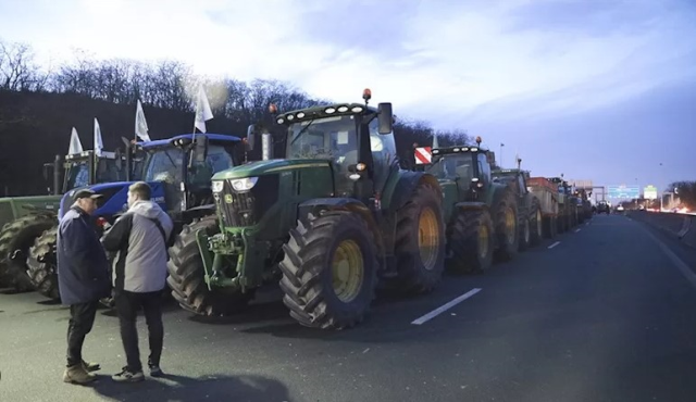 Fransız çiftçiler tarım politikasını protesto etmek için Paris'i kuşattı