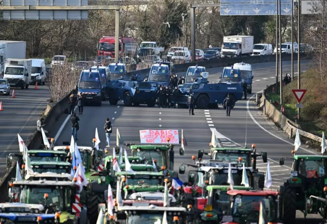 Fransız çiftçiler tarım politikasını protesto etmek için Paris'i kuşattı