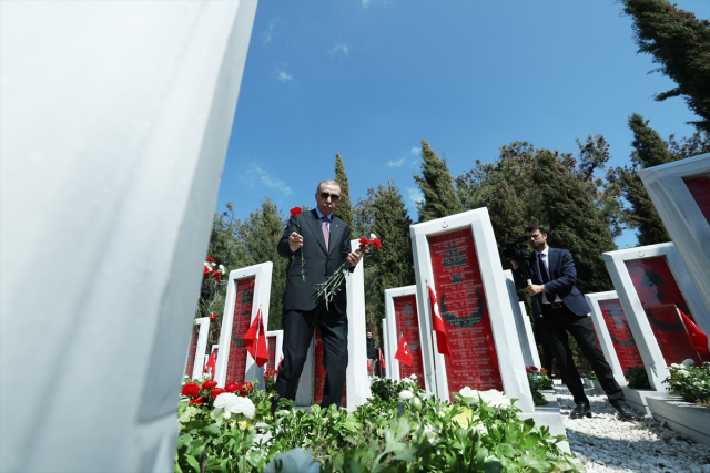 Çanakkale'deki törende tüyleri diken diken eden görüntü! Zafer geçişine TCG Anadolu da katıldı