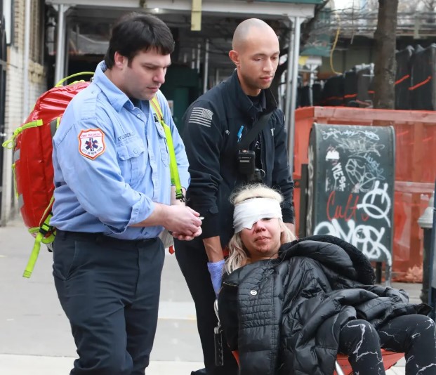 ABD'de annesinin boğazına bıçak dayayıp rehin alan saldırganı, polis başından vurarak öldürdü