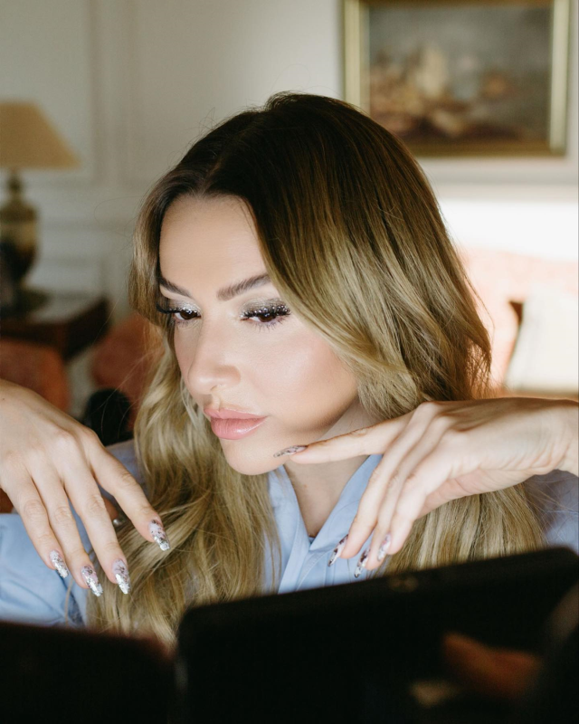 Hadise, 10 yaş küçük Mert Ayaydın ile ilişki yaşadığı dedikodusunu yalanladı