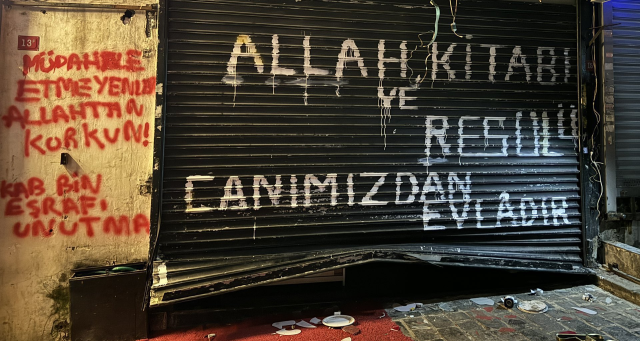 İstanbul Fatih'te çarşaflı kadına sokak ortasında dayak: 50 liramı ver lan, senin Allah'ını kitabını