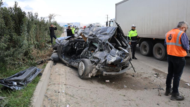 Adana'da otomobil işçi servisine çarptı: 2 ölü, 14 yaralı