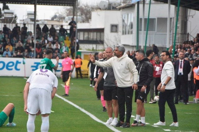 Bodrum FK-Eyüpspor maçında çıkan olaylarda Arda Turan'a yabancı madde isabet etti, 1 oyuncu yaralandı