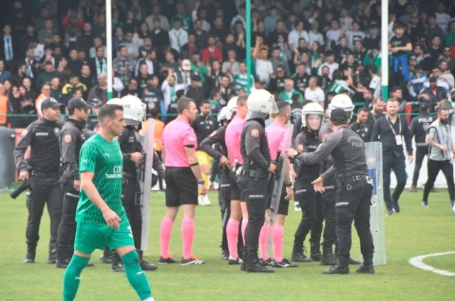 Bodrum FK-Eyüpspor maçında çıkan olaylarda Arda Turan'a yabancı madde isabet etti, 1 oyuncu yaralandı