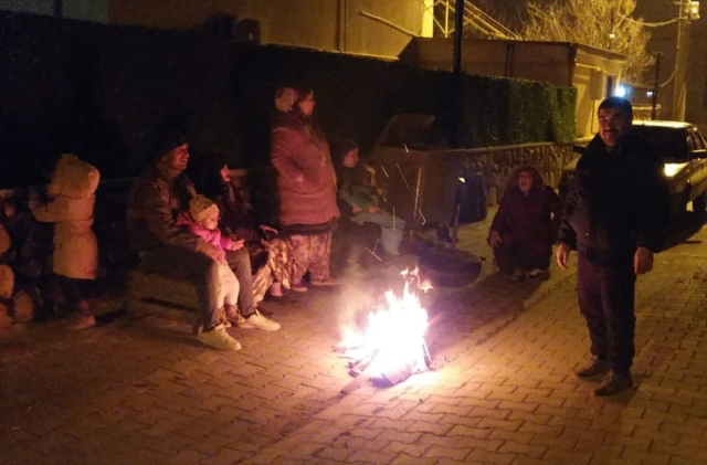 Çanakkale ve Balıkesir'de depremi hisseden vatandaşlar sokağa çıktı